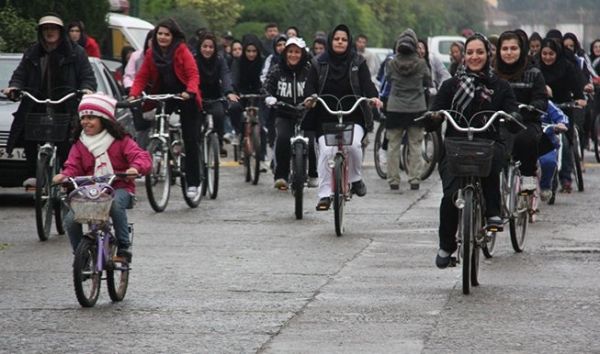نساء مدينة مريوان يقمن بثورة الدراجات