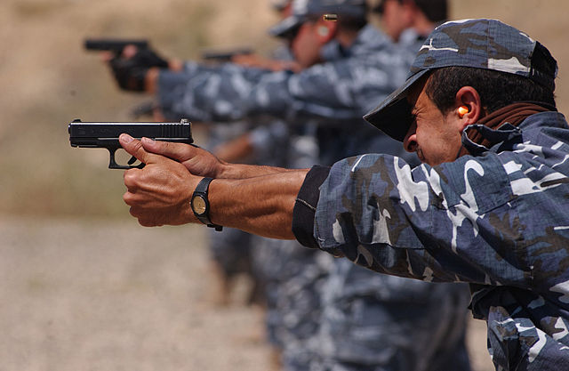 يعتز رجال العراق بالمسدس، وهذا يفسر ظواهر عديدة، واستفاد من هذه الحقيقة صدام حسين