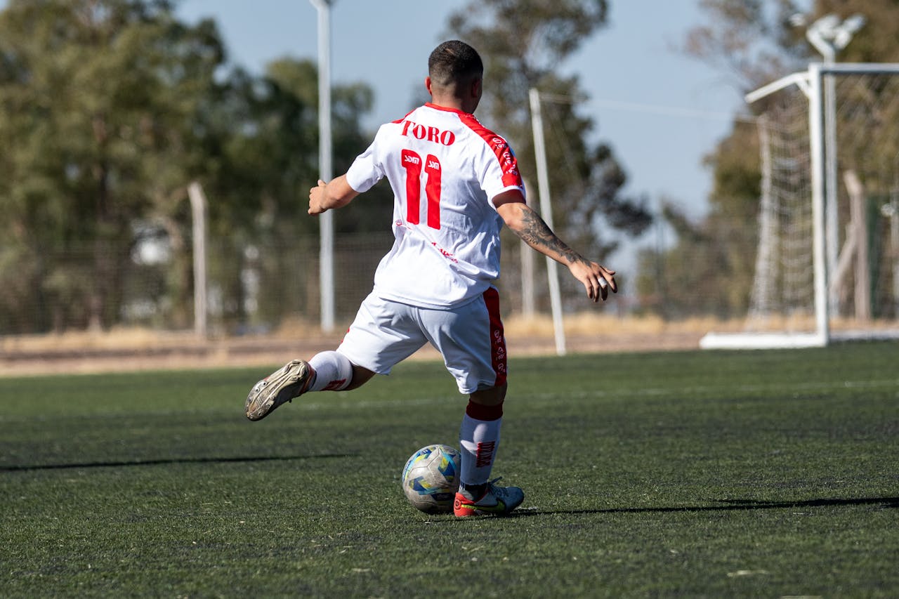 لاعب كرة قدم في لقطة رمزية